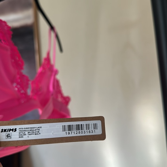 SKIMS FITS EVERYBODY LACE TRIANGLE BRALETTE TAFFY Multi size L NWT - Picture 4 of 5